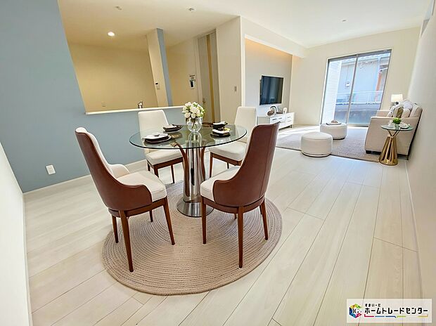 ≪Living room≫
ホームパーティに招きたくなる自慢の広々LDK。伸びやかな子育てや、にぎやかなふれあいの日々を存分に楽しんでください♪
※家具をCGで加工しており、家具付き販売ではございませ