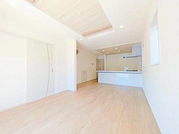 ≪Living room≫
明るく開放感のあるリビング。折上天井があることでスタイリッシュな雰囲気を生み出してくれるのもポイントです♪