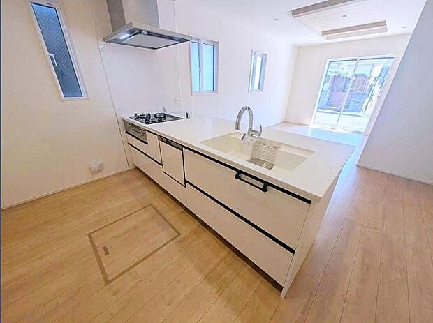 ≪Kitchen≫
日々のお料理のしやすさはもちろん、お子様と一緒に並んで料理も楽しめちゃう広々対面式キッチン。ご飯のおいしい香りにひかれて家族との会話も弾みます。