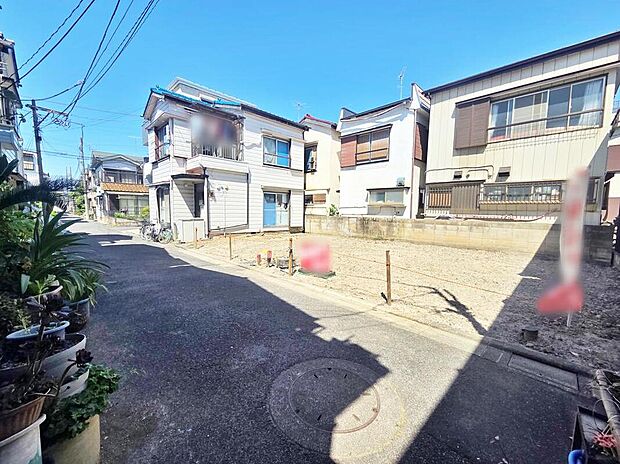 ≪見学予約ができます！≫前面道路は住人以外の立ち入りの少ない道路になりますので、小さなお子様がいても安心です！お車の駐車も楽々♪