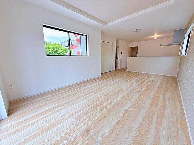 ≪Living room≫
ホームパーティに招きたくなる自慢の広々LDK。伸びやかな子育てや、にぎやかなふれあいの日々を存分に楽しんでください。