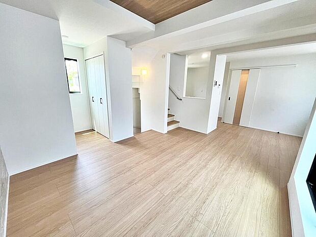 ≪Living room≫
陽光あふれる明るいLDK。居心地良く、ご家族皆がゆったり寛げる憩いの空間となりそうです。
