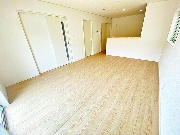 ≪Living room≫
自然光に包まれたリビング。あふれる陽光の輝き、子どもたちの笑顔も光り輝いて見えますね☆