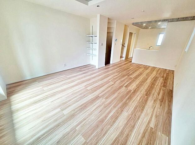 ≪Living room≫広々とした開放感あふれるリビングです。ゆったり寛げる充分な広さがございますので、ご家族でインテリアのレイアウトを考えるのも楽しみになりそうです♪