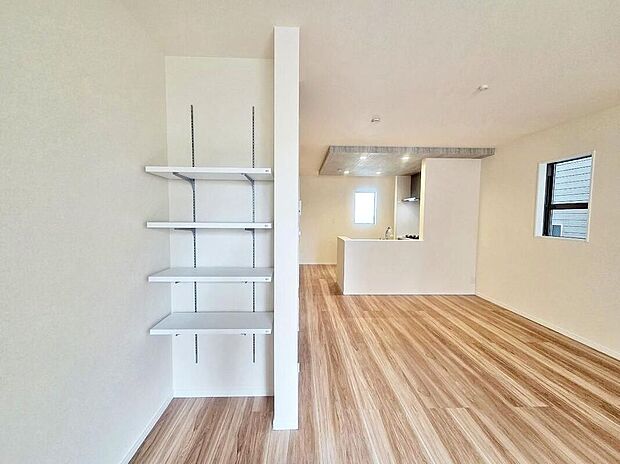 ≪Living room≫お子様が走り回っても安心の広々リビングにはご家族との自然なコミュニケーションが生まれるリビングイン階段を採用!暖かい光が降り注ぐ、温もりあふれるお住まいです☆