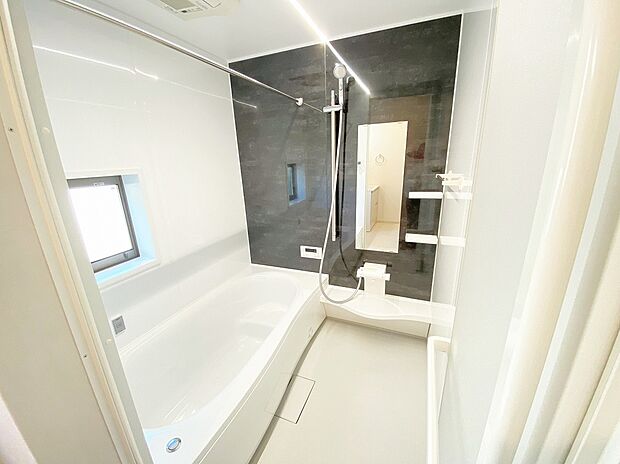 【≪Bathroom≫】窓付きのバスルームは、採光もあり明るく気持ちの良い空間です。窓があることで、換気環境も良好。掃除もスムーズに出来ます。浴室乾燥機付き♪