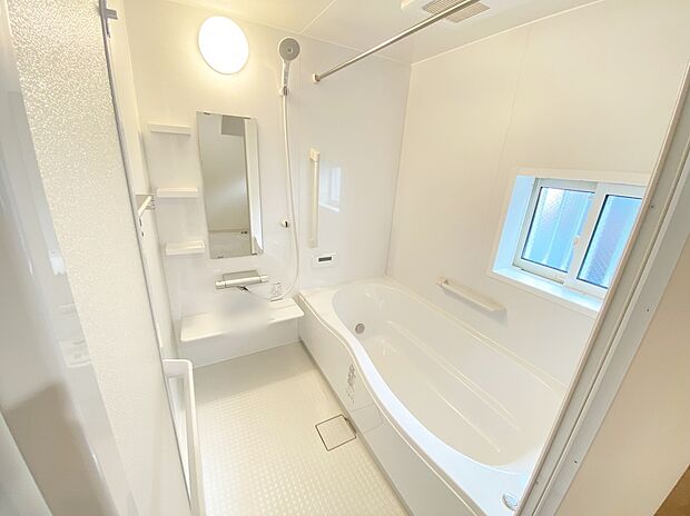 【浴室】≪Bathroom≫
半身浴もできる広々とした湯船があり、朝日を浴びながらの入浴も気持ちよさそう。