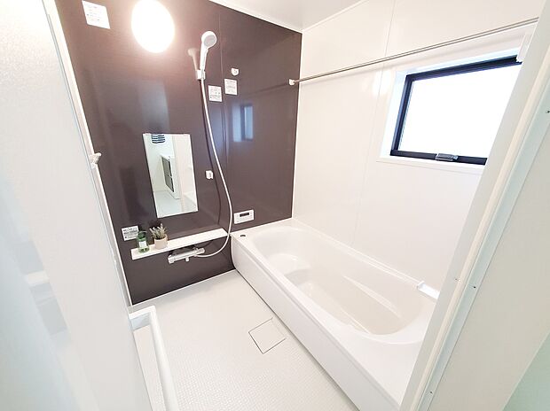 【浴室】≪Bathroom≫
１日の疲れた体を癒せるシステムバス。窓もあるので湿気もこもりません。雨の日のお洗濯も安心な「浴室乾燥機」つき♪