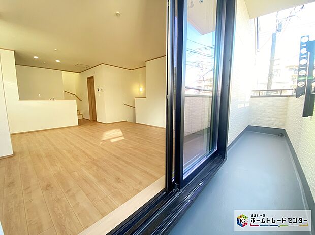 【バルコニー】≪Balcony≫
バルコニーとリビングが直結しているため、気分で癒しを求めにバルコニーへ！日を感じながらゆったりと過ごすことができます♪