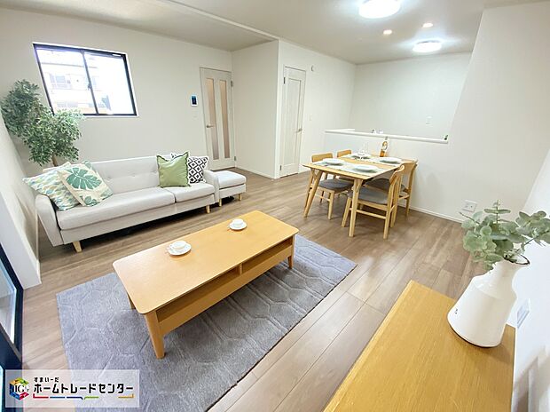 【リビング】≪Living room≫
ご家族との自然なコミュニケーションが生まれる対面キッチンを採用！暖かい光が降り注ぐ、温もりあふれるお住まいです☆