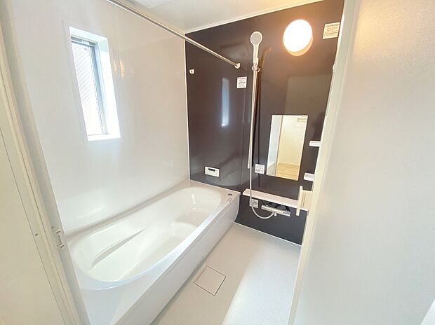 【浴室】≪Bathroom≫
半身浴もできる広々とした湯船があり、朝日を浴びながらの入浴も気持ちよさそう。浴室乾燥機付きのバスルームとなっております♪