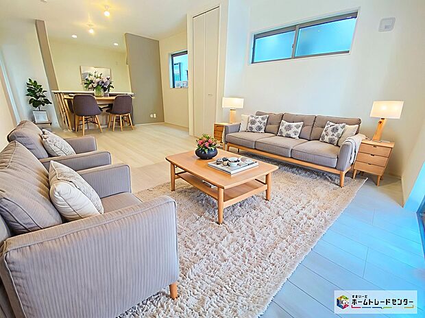 【リビング】≪Living room≫
広々としたLDKに、自分好みのインテリアでレイアウト。季節ごとに模様替えなども、楽しみの一つとなりそうです。
※家具をCGで加工しています。家具付き販売ではございません。