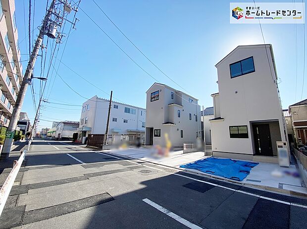 【前面道路含む現地写真】≪資料送付・ご見学即対応！お問い合わせはお気軽に♪≫
８ｍ区域内道路、ゆとりの配棟感覚。前面道路は車通りが多くないので、お車の出し入れもラクラクです♪