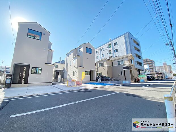 【前面道路含む現地写真】≪全4棟の邸宅です！≫
前道が8ｍあるので、車庫入れが苦手な方でも安心して入れられます。