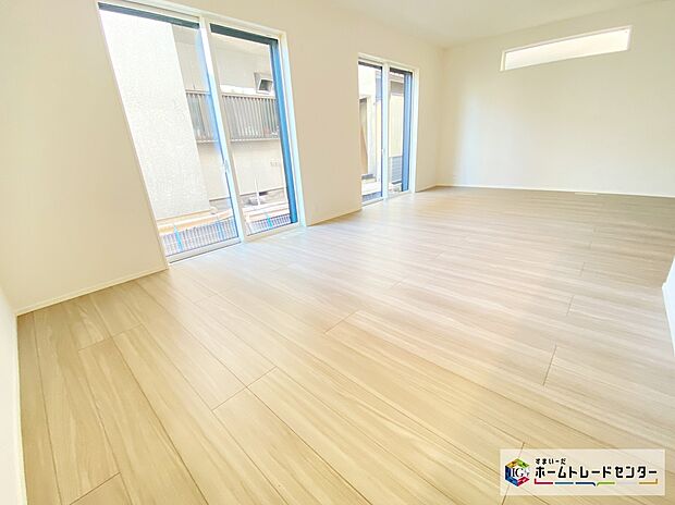 【リビング】≪Living room≫
広々とした開放感あふれるリビングです。ゆったり寛げる充分な広さがございます。ホームパーティのお客様が増えても、これだけ広いリビングなら大丈夫♪