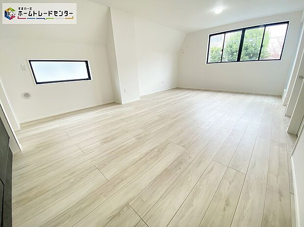 【リビング】≪Living room≫
ホームパーティに招きたくなる自慢の広々LDK。伸びやかな子育てや、にぎやかなふれあいの日々を存分に楽しんでください。