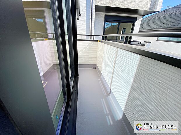 【バルコニー】≪Balcony≫
天気の良い日は、ご家族の洗濯物・お布団をまとめて干せます♪