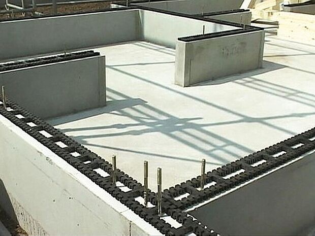 【防湿措置「基礎パッキン」】基礎と土台の間に基礎パッキン（20ｍｍ厚）を入れることにより分離させ、土台からの湿気を基礎へ浸透するのを防ぎます。また、床下換気が可能です。