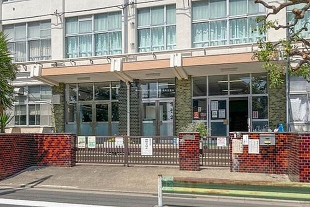 足立区立伊興中学校（約950m）