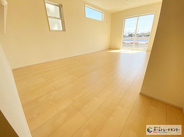 【リビング】≪Living room≫
ホームパーティに招きたくなる自慢の広々LDK。伸びやかな子育てや、にぎやかなふれあいの日々を存分に楽しんでください♪