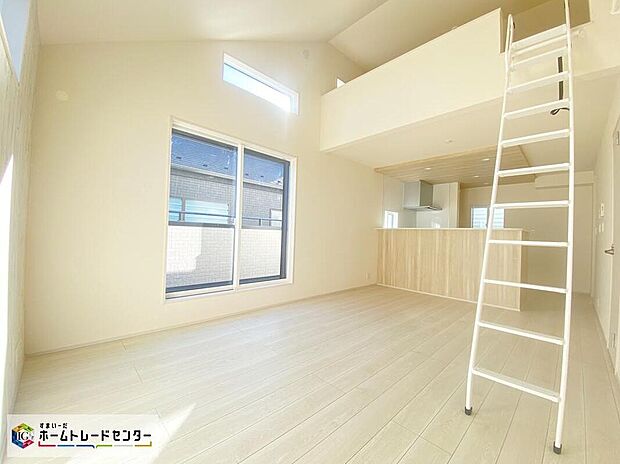 【リビングルーム】明るく開放感のあるリビング。ロフトがあることで天井が高くスタイリッシュな雰囲気を生み出してくれるのもポイントです♪