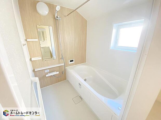 【浴室】半身浴もできる広々とした湯船があり、朝日を浴びながらの入浴も気持ちよさそう。浴室乾燥機付きのバスルームとなっております♪