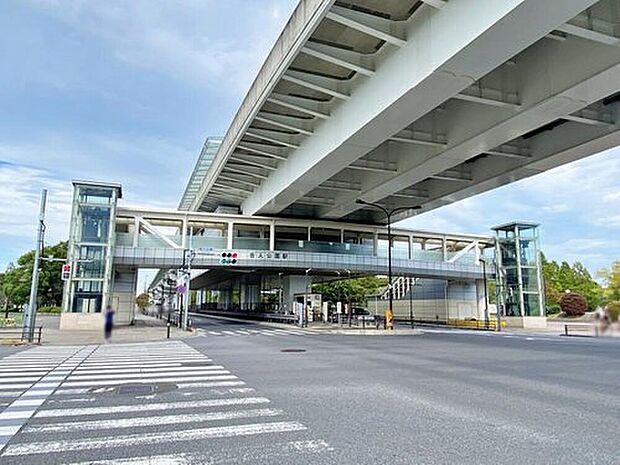 日暮里・舎人ライナー「舎人公園」駅（約750m）