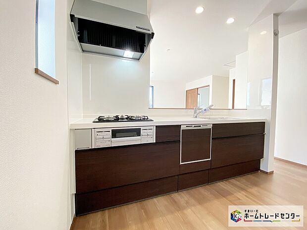 【キッチン】≪Kitchen≫
家事を手助けする食洗機付システムキッチン採用！対面式キッチンですので、お食事の準備をしながらご家族との会話を楽しめます♪