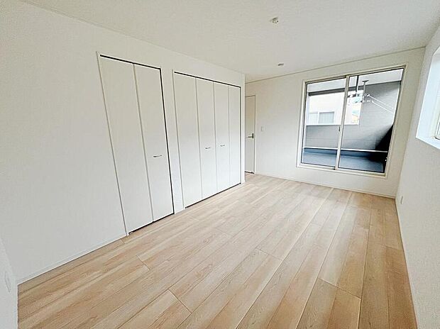 【リビング以外の居室】広々としたバルコニーにつながるお部屋!ゆったりと過ごす癒しの空間にもなりますね♪