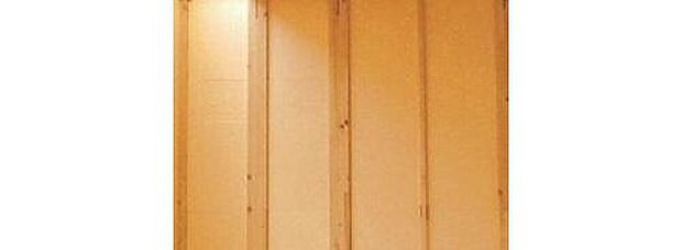 【水に強い成形型断熱材「ポリスチレンフォーム」】屋外からの湿気の影響を受けやすい外壁と１階床に”水に強い成形型断熱材”ポリスチレンフォームを採用。壁パネルに45ｍｍ厚、床に60ｍｍ厚を使用することにより断熱材の隙間を解消し、断熱性能、気密性能を高めます。