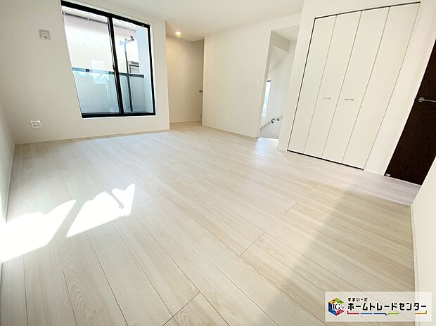 【リビング】≪Living room≫
広々とした開放感あふれるリビングです。ゆったり寛げる充分な広さがございますので、ご家族でインテリアのレイアウトを考えるのも楽しみになりそうです。