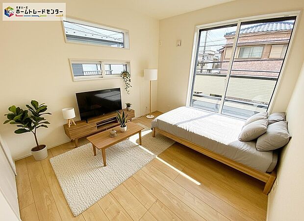 【居室】≪Room≫
穏やかな光が差し込む室内には、穏やかな時間が流れます。休日には、落ち着いた空間で自分の趣味を楽しむのはいかがですか。
※家具をCGで加工しています。家具付き販売ではございません。