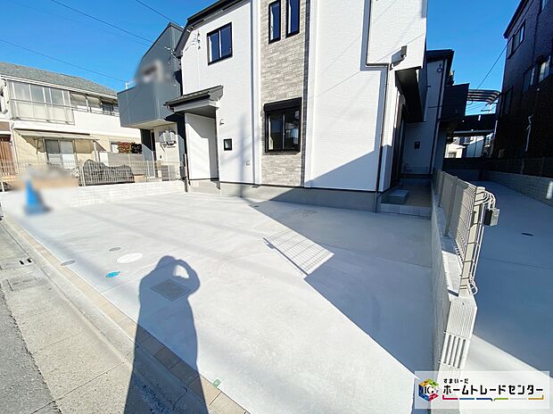 【カースペース】≪Car space≫
2台を並列駐車できるゆとりあるカースペース。
嬉しいコンクリート仕上げのカースペース。雨の日も足元を気にせず外出できます。