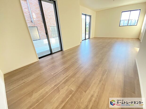 【リビング】≪Living room≫
暖かな雰囲気のLDKはご家族が自然と集まる穏やかな暮らしがイメージできますね。明るいリビングで家族団らんの時間を楽しみましょう!!