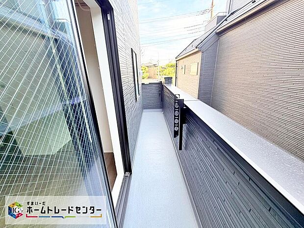 【バルコニー】南側に設置されたバルコニーは心地よい陽射しや暖かな風を楽しむことが出来ます♪晴れた日にはたっぷりの洗濯物や布団を干せます。