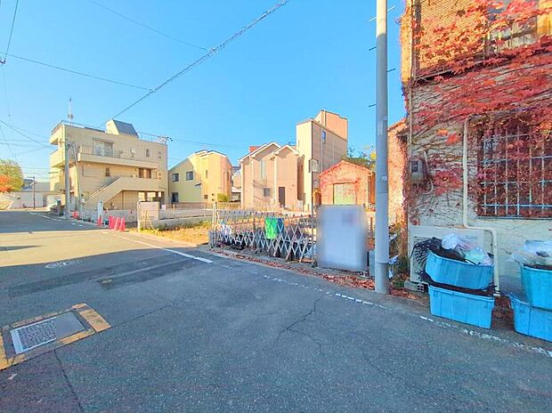 【前面道路含む現地写真】隅田川近くで自然も感じられるエリアです。車庫はビルトインガレージなので、雨からお気に入りのお車を守ってくれます♪見学予約ができます！