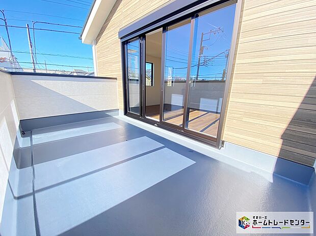 【現地外観写真】≪Balcony≫
南側に設置されたバルコニー。心地よい春の陽射しや暖かな風を楽しむことが出来る。晴れた日にはたっぷりの洗濯物や布団を干せます!