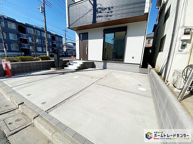 【カースペース】≪Car space≫
2台を並列駐車できるゆとりあるカースペース。
嬉しいコンクリート仕上げのカースペース。雨の日も足元を気にせず外出できます。
