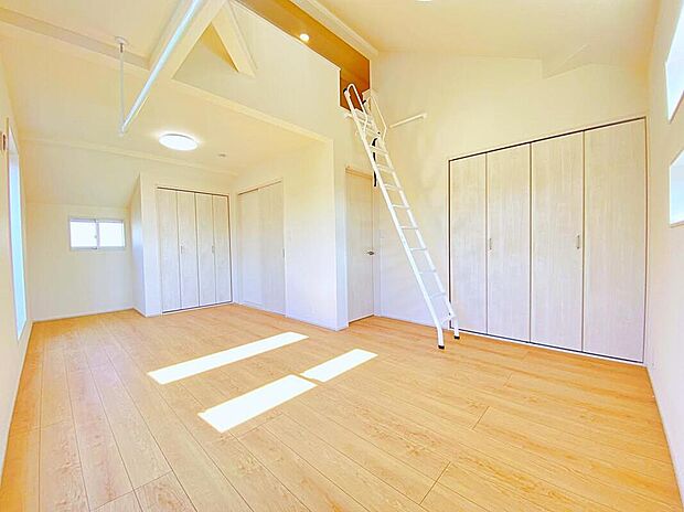【リビング以外の居室】ロフトのあるお部屋は天井が高く、開放感がございます。お子さまのお部屋にも良いですね♪