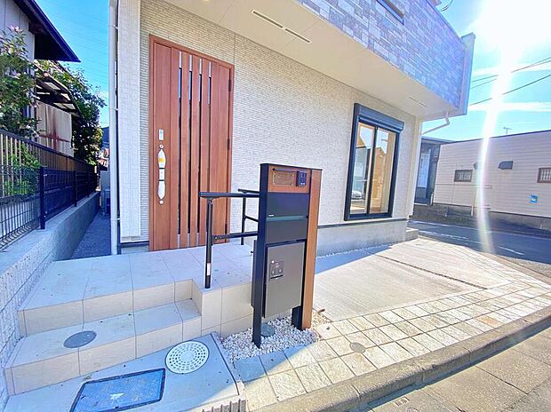 【宅配ボックス】今の時代にあると助かる「宅配ボックス」も完備しているので、不在時にも宅配便の受け取りを気にする煩わしさがありません♪