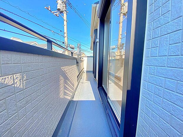 【バルコニー】天気の良い日は、ご家族の洗濯物・お布団をまとめて干せます♪