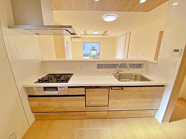 【キッチン】ビルトイン式の食器洗い乾燥機を標準設置しています。家事の手間を大幅に削減してくれるお役立ちアイテムは、洗浄力が高いうえ、除菌効果にも優れております。