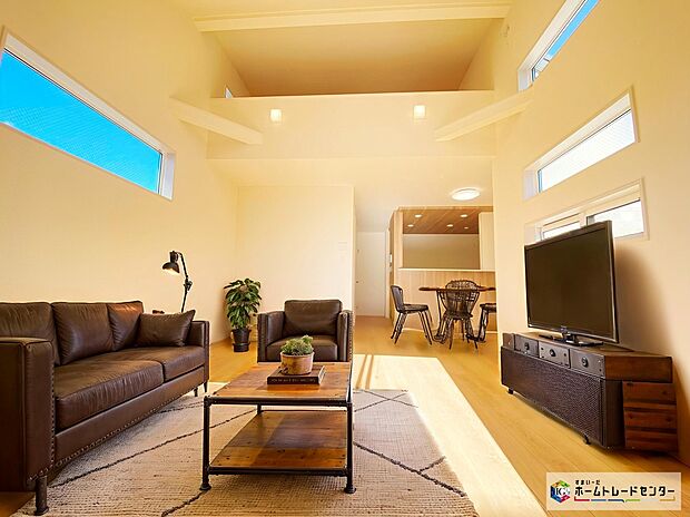 【リビング】≪Living room≫
2階リビングは陽当たり・風通し共に良好で、ご家族みんなで過ごす空間をより居心地良くしてくれます。
※家具をCGで加工しており、家具付き販売ではございません。