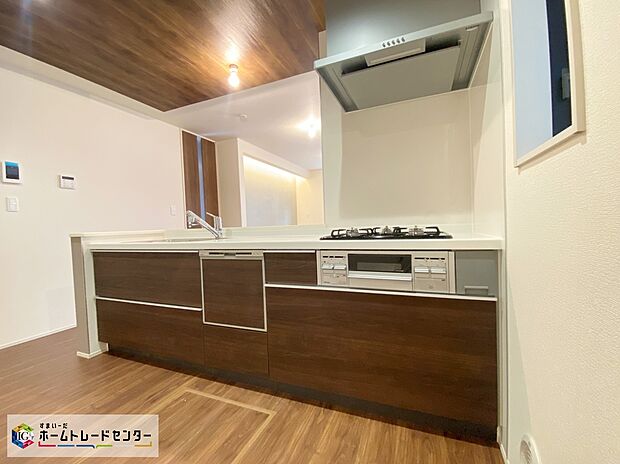 【キッチン】≪Kitchen≫
対面式キッチンからは、リビングにいるご家族の様子が一目で分かります。小さいお子様がいても安心です。