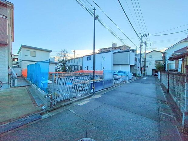 【前面道路含む現地写真】近くの完成物件と一緒に、ご内覧いただけます。物件の陽当りや通風・仕様設備、周辺環境や街並みなど、是非一度現地をご確認ください♪