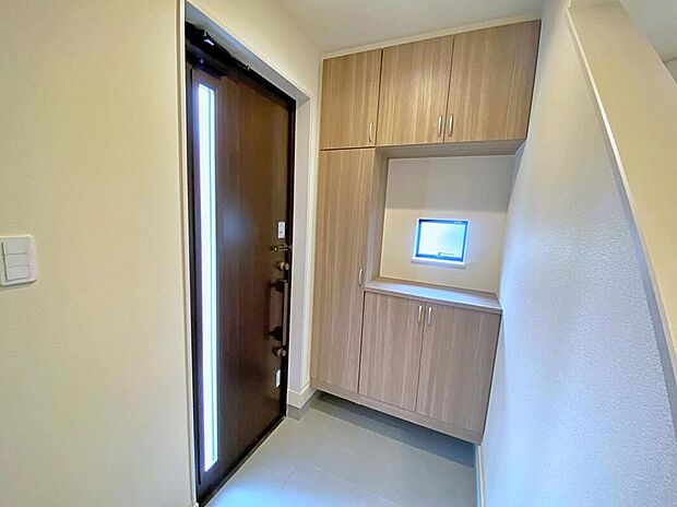 【玄関】天井近くまでの高さがあり、とにかく収納力が高いです！間の空間部分は、家族のカギ置き場にして機能的に使ったりと、様々な用途で使用できます。