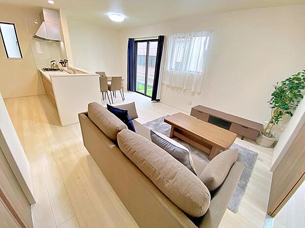 【リビング】暖かな雰囲気のＬＤＫはご家族が自然と集まる穏やかな暮らしがイメージできますね。明るいリビングで家族団らんの時間を楽しみましょう！！