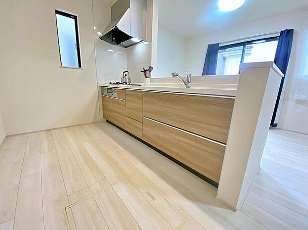 【キッチン】日々のお料理のしやすさはもちろん、お子様と一緒に並んで料理も楽しめちゃう広々キッチン♪ご飯のおいしい香りにひかれて家族との会話も弾みます！！