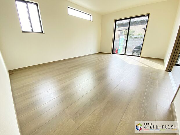 【リビング】≪Living room≫
暖かな雰囲気のＬＤＫはご家族が自然と集まる穏やかな暮らしがイメージできますね。明るいリビングで家族団らんの時間を楽しみましょう！！