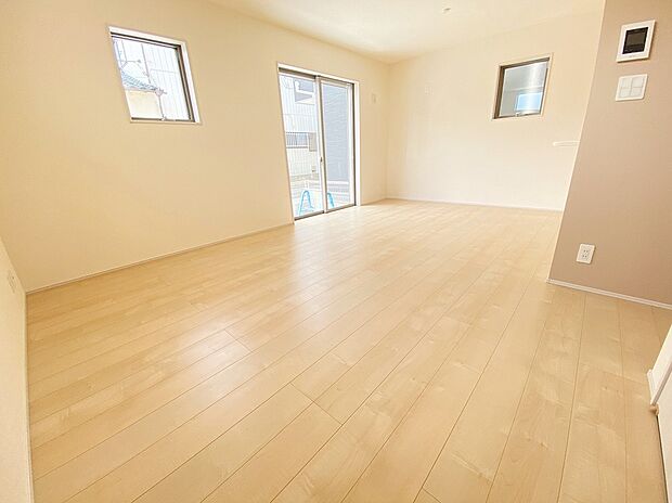 【リビング】≪Living room≫
お子様が走り回っても安心の広々リビングにはご家族との自然なコミュニケーションが生まれる対面キッチンを採用!暖かい光が降り注ぐ、温もりあふれるお住まいです☆